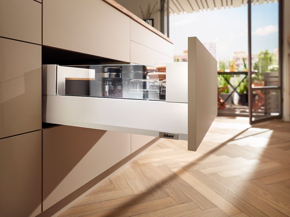 Blum Merivobox, stalčiaus furnitūros komplektas E Boxcover 450 mm/70 kg, baltas, prisukamas fasado tvirtinimas